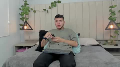 Snapshot of enzo_rivas chatting on November 2025 02:52:02 PM ENZO online show from November 2025 02:52:02 PM