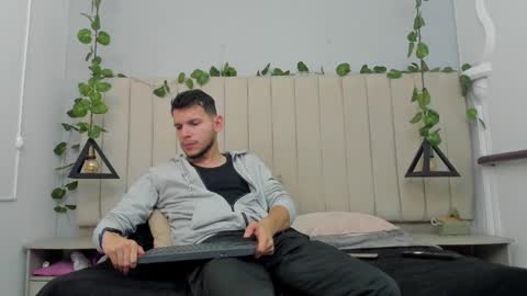 Snapshot of enzo_rivas chatting on November 2025 02:49:02 PM ENZO online show from November 2025 02:49:02 PM