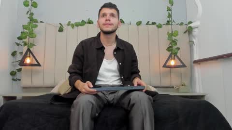 Snapshot of enzo_rivas chatting on November 2025 02:18:02 PM ENZO online show from November 2025 02:18:02 PM