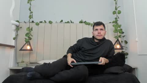 Snapshot of enzo_rivas chatting on November 2025 02:28:01 PM ENZO online show from November 2025 02:28:01 PM