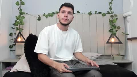 Snapshot of enzo_rivas chatting on November 2025 02:38:02 PM ENZO online show from November 2025 02:38:02 PM