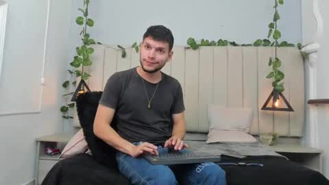 Snapshot of enzo_rivas chatting on November 2025 02:17:01 PM ENZO online show from November 2025 02:17:01 PM