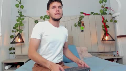 Snapshot of enzo_rivas chatting on December 2025 02:23:02 PM ENZO online show from December 2025 02:23:02 PM