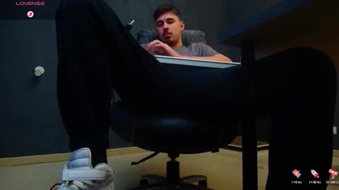 Snapshot of enzorace chatting on November 2025 06:23:01 AM EnzoRace online show from November 2025 06:23:01 AM