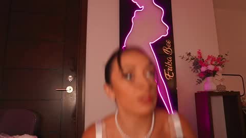 Snapshot of erikabee chatting on October 2025 08:07:01 PM Venus Skye online show from October 2025 08:07:01 PM