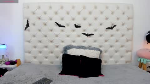 esmeralda  online show from October 2025 03:30:02 PM