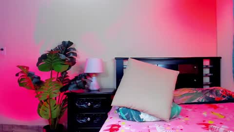 K E Y R A  independent model  online show from January 2025 12:28:01 AM