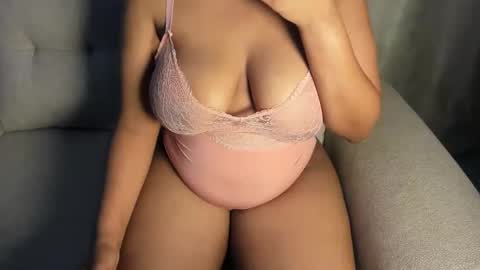 Esme online show from November 2025 10:19:01 PM