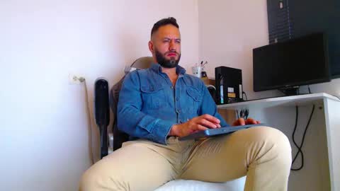 Snapshot of esteban7984068 chatting on February 2026 03:06:01 PM esteban online show from February 2026 03:06:01 PM