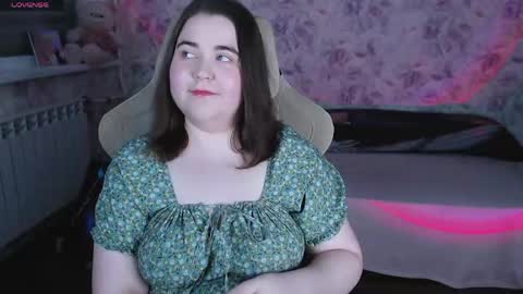 Snapshot of estelle_hicks chatting on May 2026 07:20:01 PM estelle_hicks online show from May 2026 07:20:01 PM