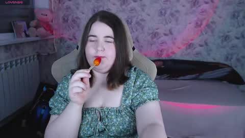 Snapshot of estelle_hicks chatting on May 2026 07:20:02 PM estelle_hicks online show from May 2026 07:20:02 PM