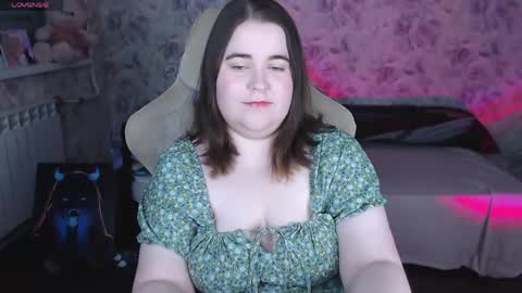 Snapshot of estelle_hicks chatting on May 2026 07:32:02 PM estelle_hicks online show from May 2026 07:32:02 PM