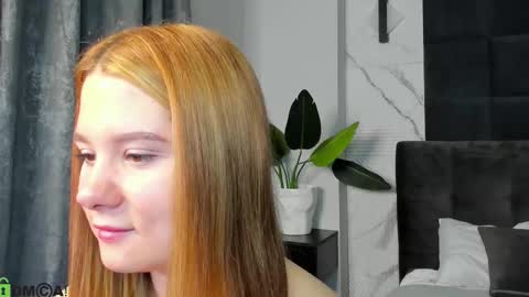 Ester online show from September 2025 12:43:01 PM