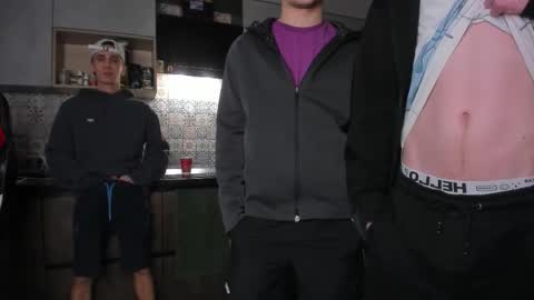 Snapshot of esthetics_boys chatting on February 2026 11:03:01 AM LOUIS online show from February 2026 11:03:01 AM