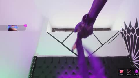 ethaancox online show from October 2025 07:11:01 PM