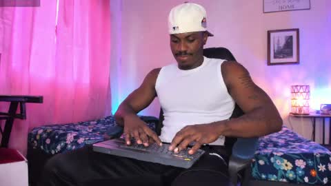 Snapshot of ethan_travis0 chatting on April 2026 09:21:02 PM ethan travis online show from April 2026 09:21:02 PM