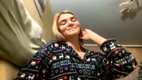 Snapshot of eulamcglamery chatting on December 2025 10:17:02 PM Viola online show from December 2025 10:17:02 PM