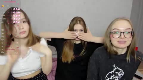 Snapshot of eumomino chatting on February 2025 01:57:01 AM Veronica Tiia Lilith left to right online show from February 2025 01:57:01 AM