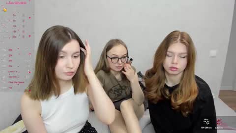 Snapshot of eumomino chatting on February 2025 01:05:02 AM Veronica Tiia Lilith left to right online show from February 2025 01:05:02 AM