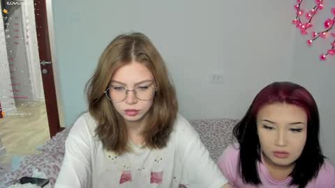 Veronica Tiia Lilith left to right online show from May 2026 12:49:01 AM