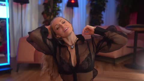 Snapshot of eva_fashionista chatting on October 2025 03:05:01 AM Eva online show from October 2025 03:05:01 AM