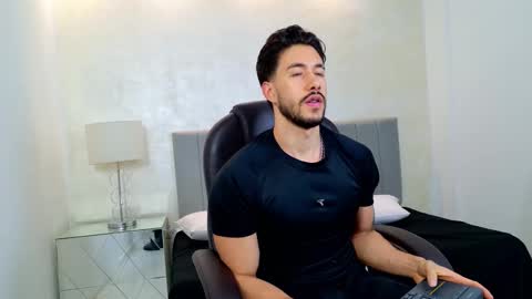 E V A N S online show from February 2026 11:24:02 PM