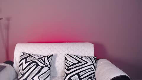 Snapshot of evee_e chatting on April 2026 04:15:01 PM Evee online show from April 2026 04:15:01 PM