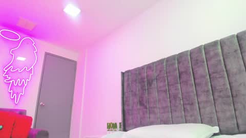 Snapshot of evelin__thompsson chatting on April 2026 01:21:01 AM evelin__thompsson online show from April 2026 01:21:01 AM