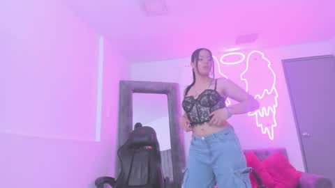 Snapshot of evelin__thompsson chatting on April 2026 01:56:01 AM evelin__thompsson online show from April 2026 01:56:01 AM