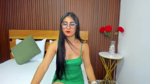 Snapshot of evelin_leroy chatting on December 2024 03:05:01 PM BELLA online show from December 2024 03:05:01 PM