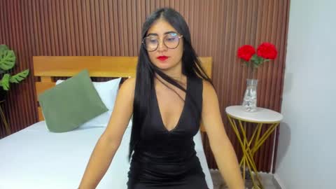 Snapshot of evelin_leroy chatting on December 2024 12:27:02 PM BELLA online show from December 2024 12:27:02 PM