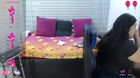 Snapshot of evelin_zaens chatting on January 2025 04:23:01 AM evelin zaens online show from January 2025 04:23:01 AM
