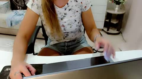 Snapshot of evelove33 chatting on October 2025 04:59:02 PM evelove online show from October 2025 04:59:02 PM