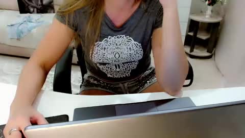 Snapshot of evelove33 chatting on October 2025 05:11:01 PM evelove online show from October 2025 05:11:01 PM