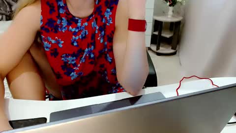 Snapshot of evelove33 chatting on October 2025 05:08:01 AM evelove online show from October 2025 05:08:01 AM