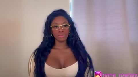 E V E L Y N  online show from December 2024 01:42:02 PM