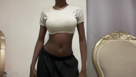 Snapshot of evelyn_jhonson3 chatting on January 2025 05:24:01 AM E V E L Y N online show from January 2025 05:24:01 AM