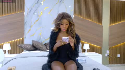 Snapshot of evelyn_jhonson3 chatting on November 2025 01:11:01 PM E V E L Y N online show from November 2025 01:11:01 PM