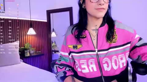 Snapshot of evelyn_samantha chatting on October 2025 02:12:02 AM evelyn online show from October 2025 02:12:02 AM
