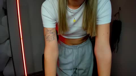 evelynblond online show from December 2025 01:42:01 PM