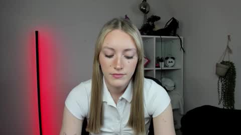 evelynblond online show from March 2026 12:38:02 PM
