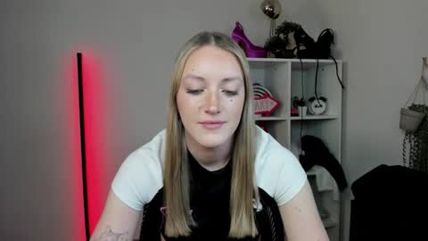 evelynblond online show from April 2026 01:41:01 PM