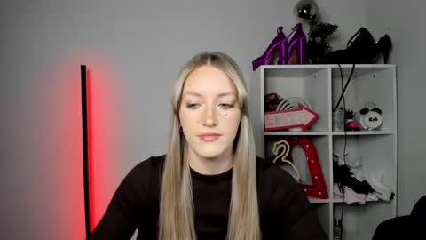 evelynblond online show from May 2026 12:43:01 PM