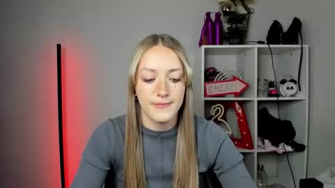 evelynblond online show from May 2026 12:33:02 PM