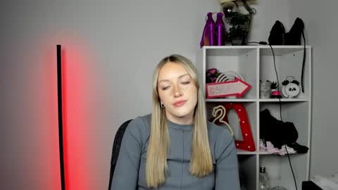 evelynblond online show from May 2026 04:26:01 PM