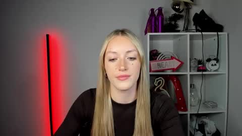 evelynblond online show from May 2026 01:42:02 PM