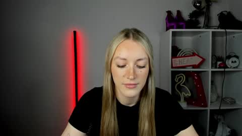 evelynblond online show from June 2026 12:40:01 PM