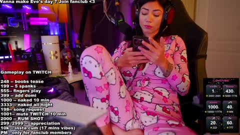 Snapshot of evelyne92 chatting on December 2024 01:29:01 AM Evelyne online show from December 2024 01:29:01 AM