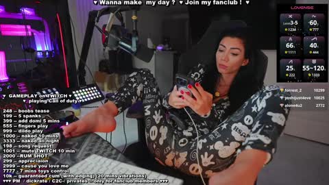 Snapshot of evelyne92 chatting on December 2024 09:00:01 AM Evelyne online show from December 2024 09:00:01 AM