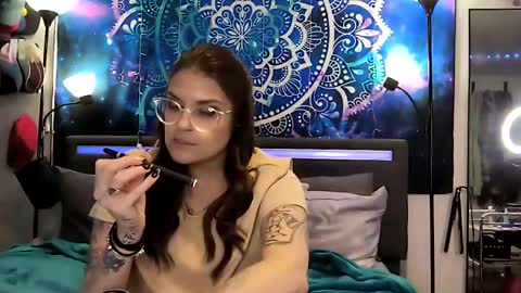 Snapshot of everleighlux chatting on December 2024 10:52:02 PM Aly online show from December 2024 10:52:02 PM